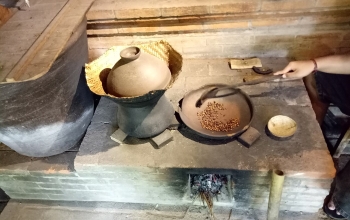 Sangrai Biji Kopi secara traditional di Coffee Plantation Bali