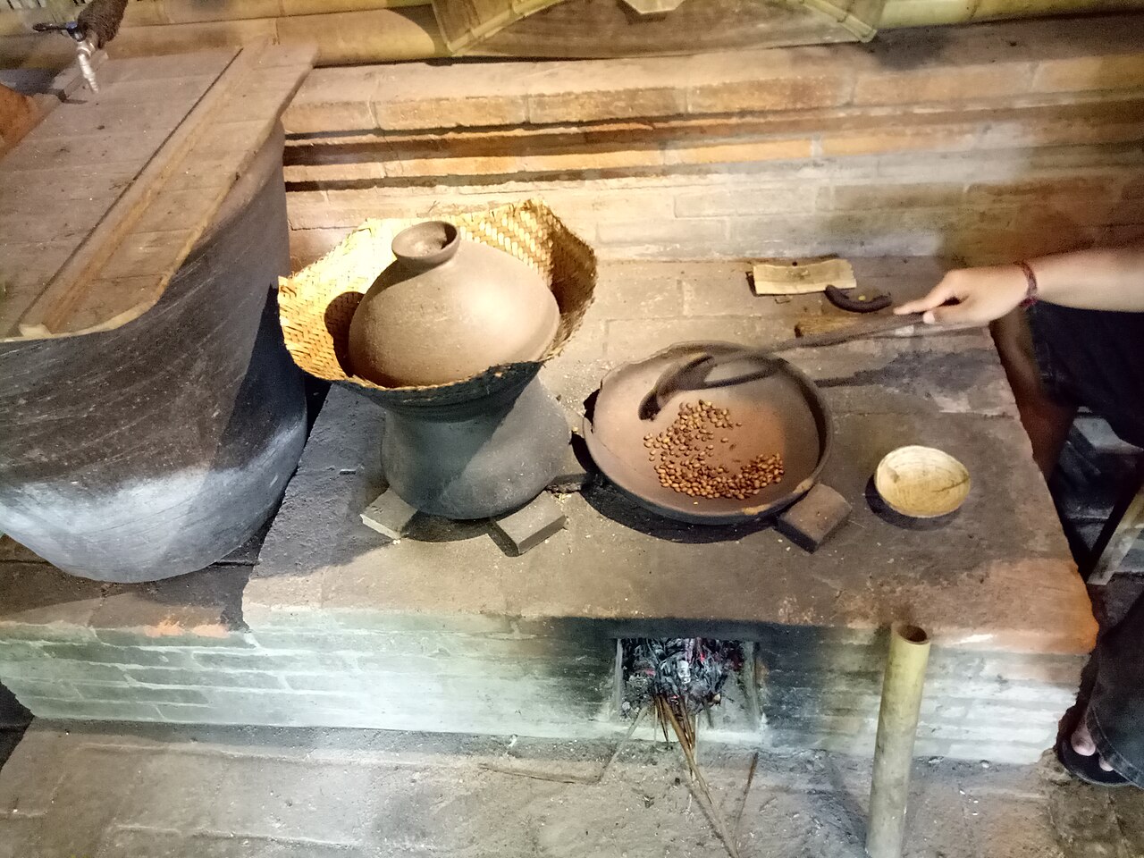 Sangrai Biji Kopi secara traditional di Coffee Plantation Bali